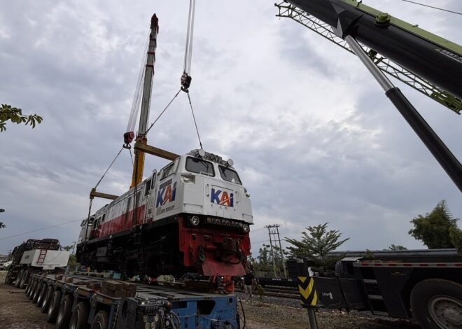 Sinergi Persiapan Angkutan Lebaran, KAI Logistik Kirim 12 Lokomotif ke Pulau Jawa