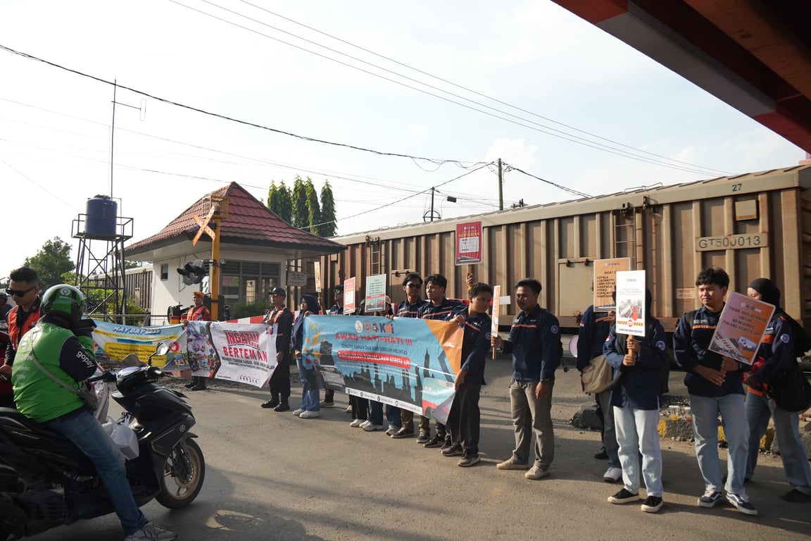 KAI Divre IV Tanjungkarang Ingatkan Masyarakat Dilarang Beraktivitas di Jalur Kereta Api