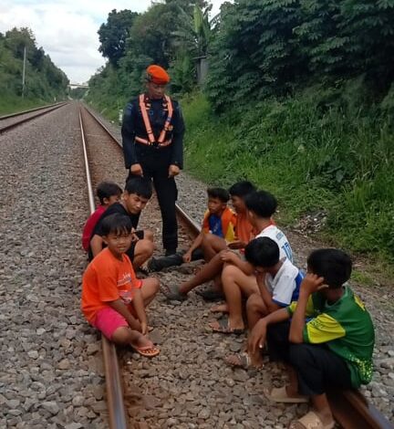 KAI Daop 2 Bandung Tegas Larang Masyarakat Beraktivitas di Jalur Rel Saat Ramadan, Langgar UU Bisa Terancam Sanksi Pidana
