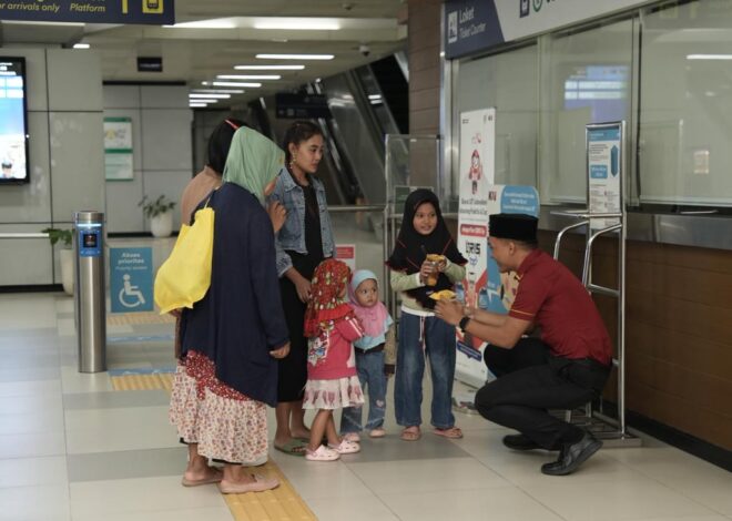 LRT Jabodebek Bagikan 3.350 Paket Takjil di 14 Stasiun Selama Ramadan