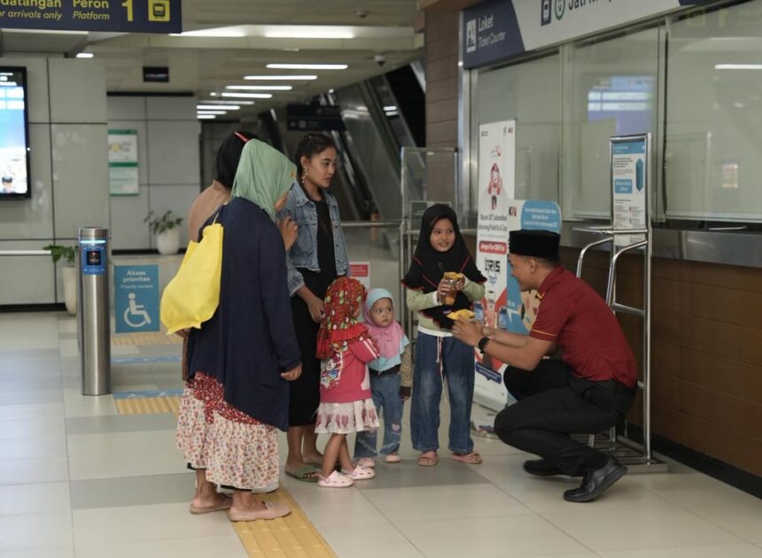 LRT Jabodebek Bagikan 3.350 Paket Takjil di 14 Stasiun Selama Ramadan