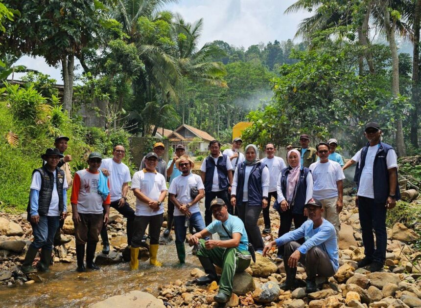 KTI dan PJT II Bersinergi Lestarikan Lingkungan Lewat Aksi Bersih Sungai Cikoneng di Padarincang