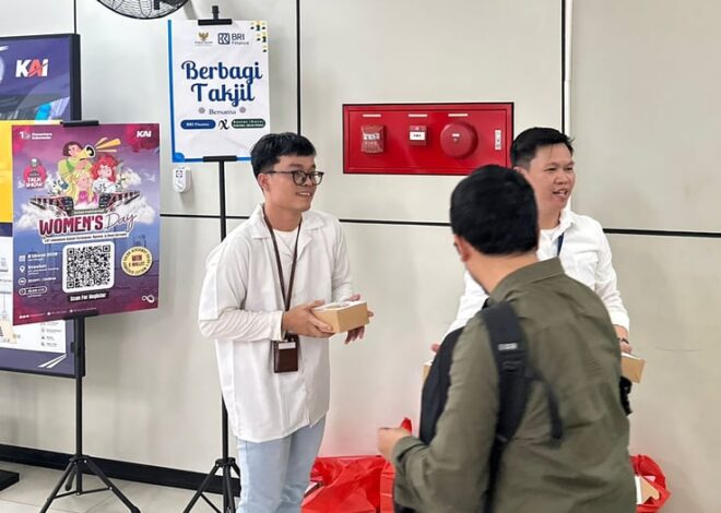 Tebar Kebaikan di Bulan Ramadan, BRI Finance dan BAZNAS Jakarta Selatan Bagikan Takjil bagi Komuter