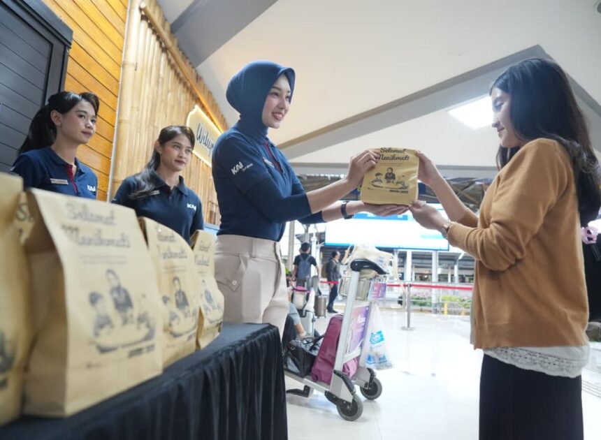 KAI Daop 2 Bandung Berikan Takjil Gratis untuk Penumpang KA Jarak Jauh Selama Masa Angkutan Lebaran 2026