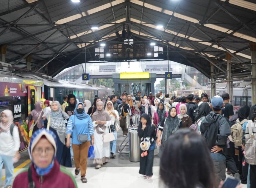 Hari Ke-8 Angkutan Lebaran 2026, KAI Daop 2 Bandung Catat Pelayanan Tertinggi Pada Arus Mudik