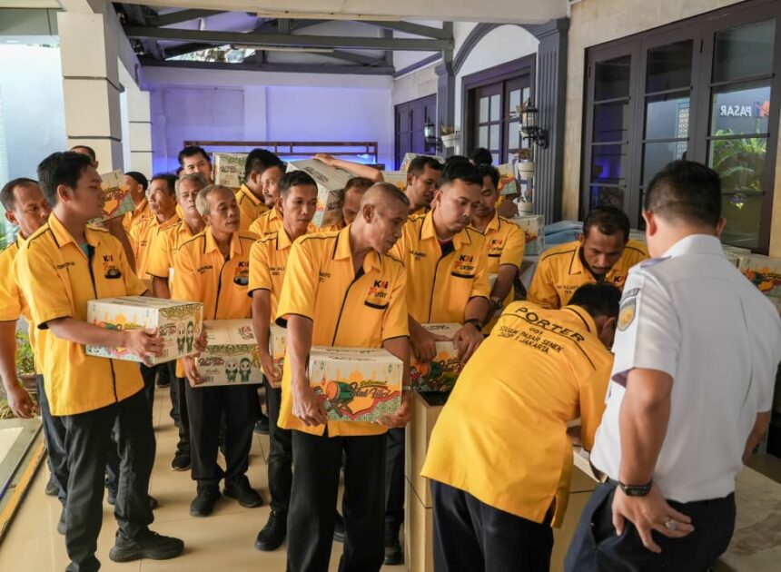 KAI Salurkan 580 Paket Sembako melalui TJSL sebagai Bentuk Kepedulian terhadap Pekerja Pendukung Layanan