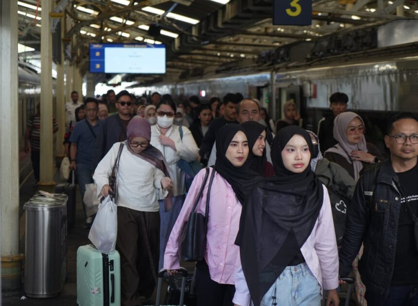 Kepadatan Arus Balik Lebaran Di Daop 2 Bandung Terpantau Merata, Kebijakan WFA dan Stimulus Diskon Tiket Jadi Faktor Pendorong