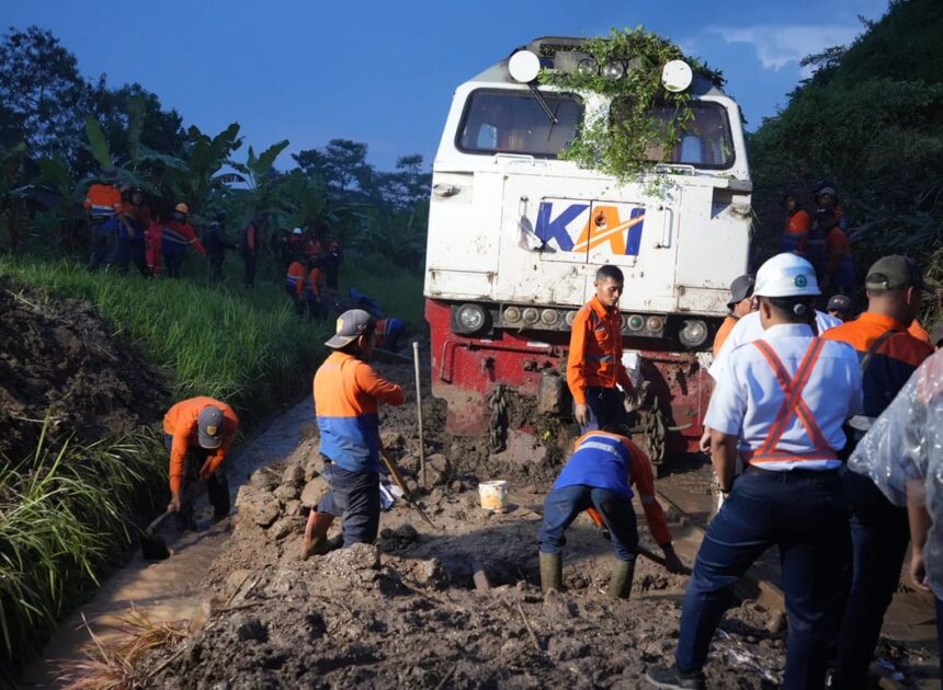 Seluruh Penumpang dan Crew KA Ciremai Dipastikan Selamat Pasca Longsoran di Petak Maswati – Sasaksaat, KAI Daop 2 Bandung Sampaikan Permohonan Maaf ke Seluruh Pelanggan Terdampak