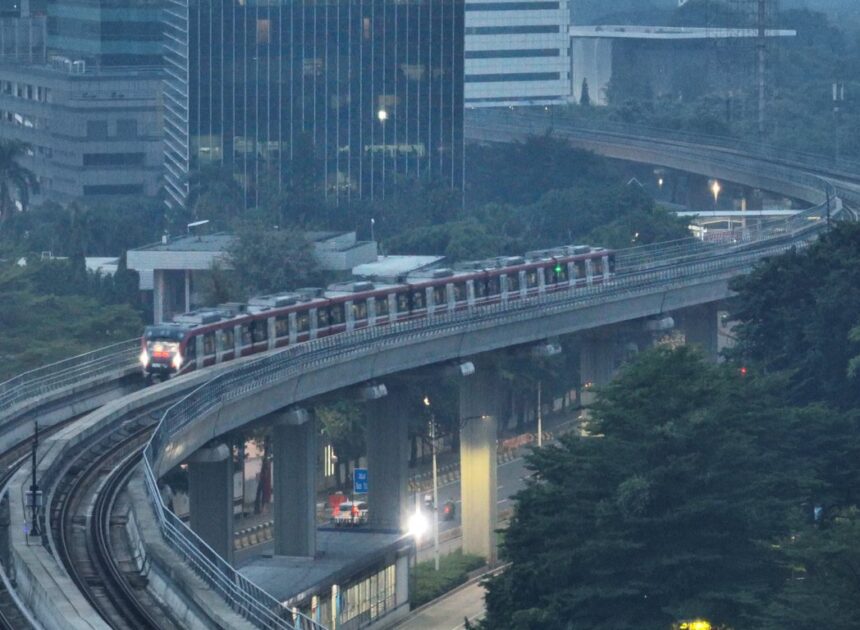 LRT Jabodebek Jaga Ketepatan Waktu di Atas 99% di Tengah Tingginya Mobilitas Perkotaan