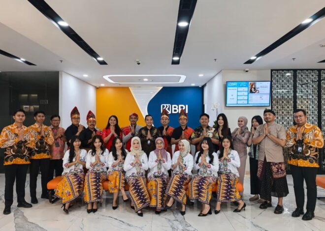 Peringati Hari Kartini, Pekerja BRI Branch Office Kelapa Gading Kenakan Busana Nasional Saat Layani Nasabah