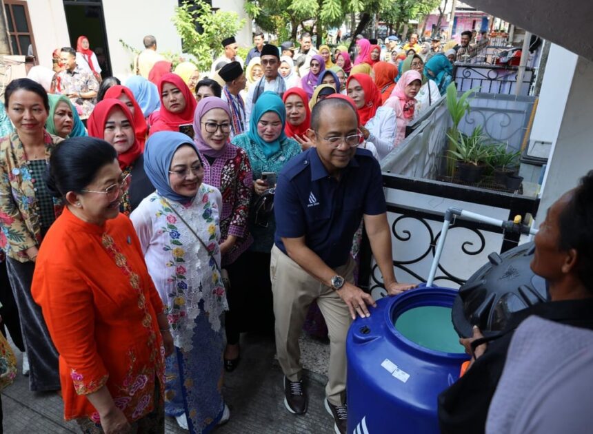 Sambut Hari Kartini, PAM JAYA dan TP PKK Bagi Toren Air Gratis kepada Para Ibu Pejuang Keluarga