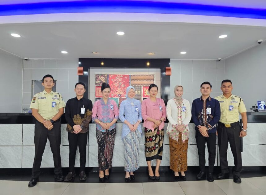 Peringati Hari Kartini, Frontliner BRI Branch Office Rawamangun Tampil Anggun Berkebaya