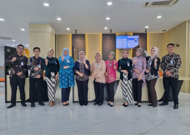 Peringati Hari Kartini, Frontliner BRI Branch Office Cut Mutiah Kenakan Pakaian Nasional