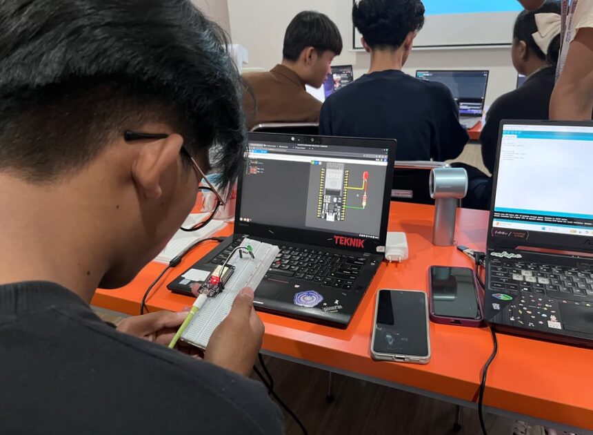 Telkom AI Center Makassar dan GDGoC UNM Latih 20 Talenta Muda di Bidang Robotics dan IoT