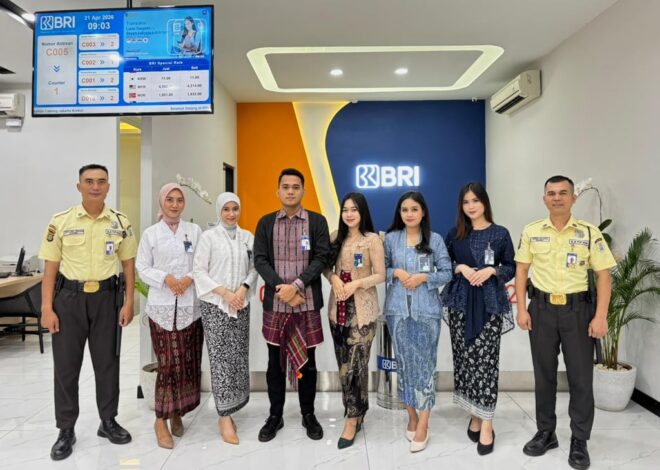 Peringati Hari Kartini, Frontliner BRI Branch Office Krekot Layani Nasabah dengan Mengenakan Pakaian Nasional