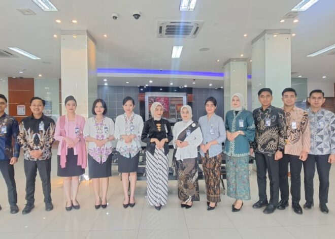 Peringati Hari Kartini, Pekerja BRI Branch Office Veteran Kenakan Pakaian Nasional Saat Layani Nasabah