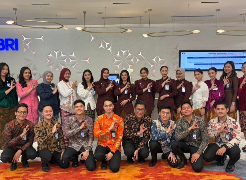 Peringati Hari Kartini, Frontliner BRI Kantor Cabang Khusus Tampil Beda dengan Pakaian Nasional