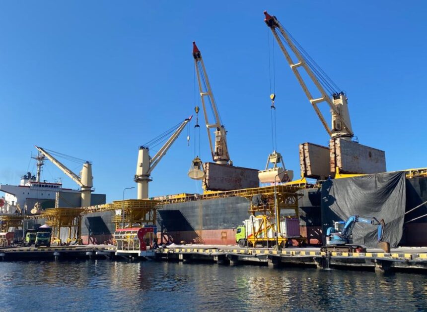 Pasokan Pupuk Terjaga, Pelabuhan Tanjung Wangi Catat Aktivitas Positif Awal Tahun