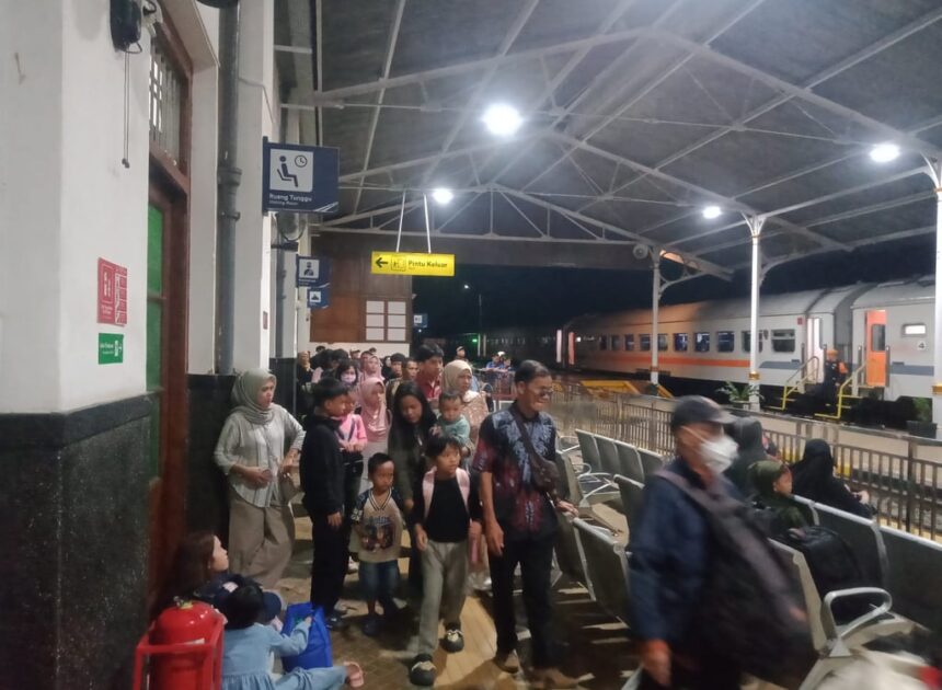 KAI Daop 2 Bandung Sampaikan Permohonan Maaf, Perjalanan KA Siliwangi Tertahan Akibat Genangan Air di Petak Jalan Cianjur–Cibeber
