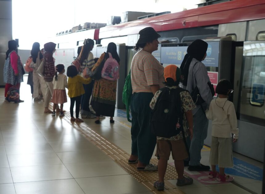 Hari Pertama Libur Panjang, Dukuh Atas dan Harjamukti Jadi Stasiun Terpadat LRT Jabodebek