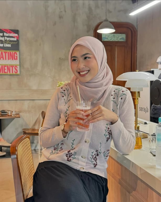 Dari Kuliah Sampai Sukses Jadi Influencer, Afina Syifa Ungkap Alasan Masih Setia Pakai Hijab Paris napocut
