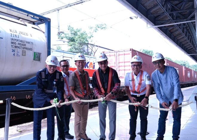 Moda Kereta Api Makin Bersaing, KAI Logistik Luncurkan 2 Rangkaian KA Kontainer Baru