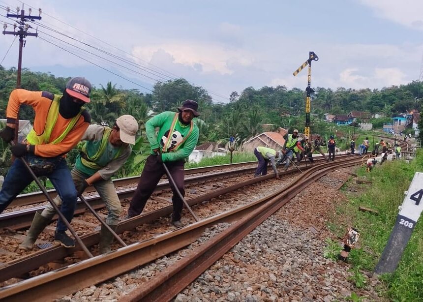KAI Daop 2 Bandung Ganti 2.800 Meter Rel Untuk Tingkatkan Keselamatan dan Kenyamanan Perjalanan KA