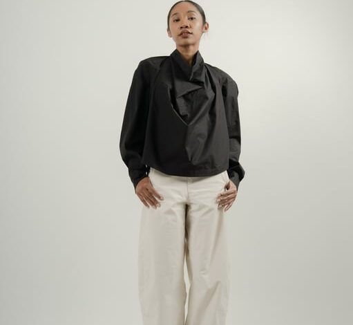 STYLE GUIDE: The Black Edit – Mendefinisikan Ulang Seragam Minimalis Modern