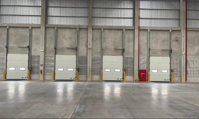 Jenis dan Kegunaan Industrial Door dan Dock Leveler dalam Industri