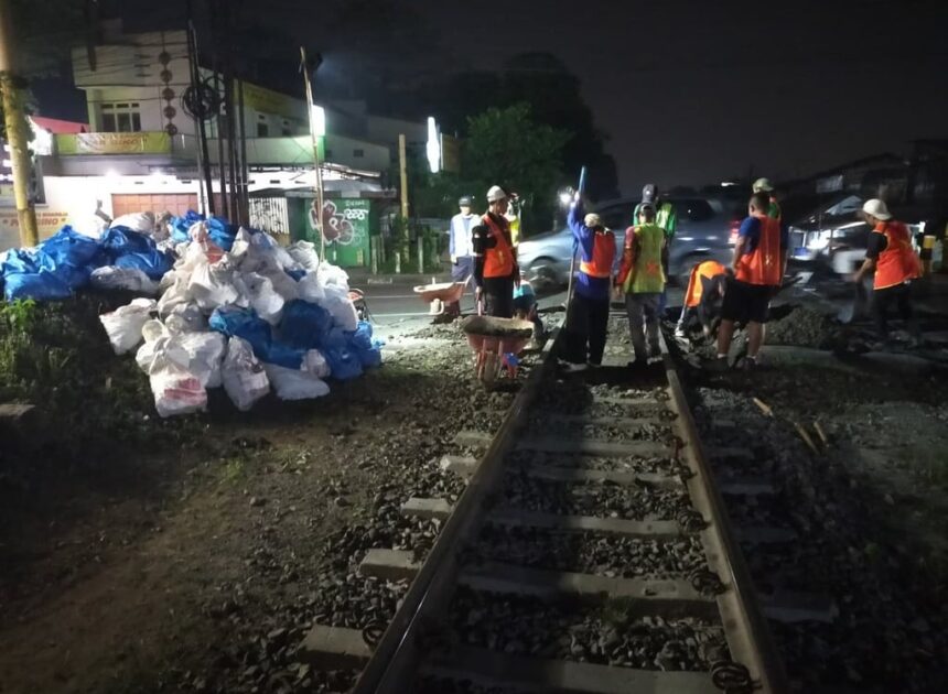 KAI Daop 2 Bandung Jalankan Komitmen Keselamatan Perjalanan KA di Perlintasan Sebidang