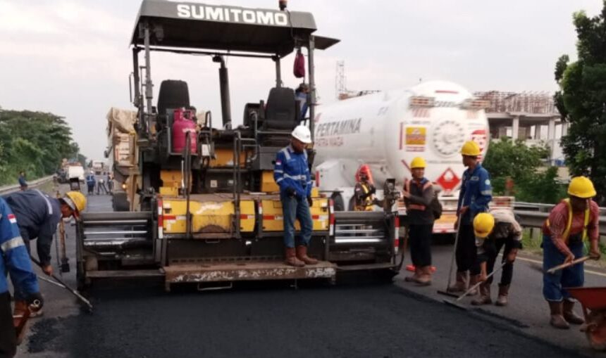 TINGKATKAN KUALITAS PERKERASAN JALAN, PT JASAMARGA TOLLROAD MAINTENANCE LAKSANAKAN PEKERJAAN PEMELIHARAAN DI RUAS TOL SEMARANG
