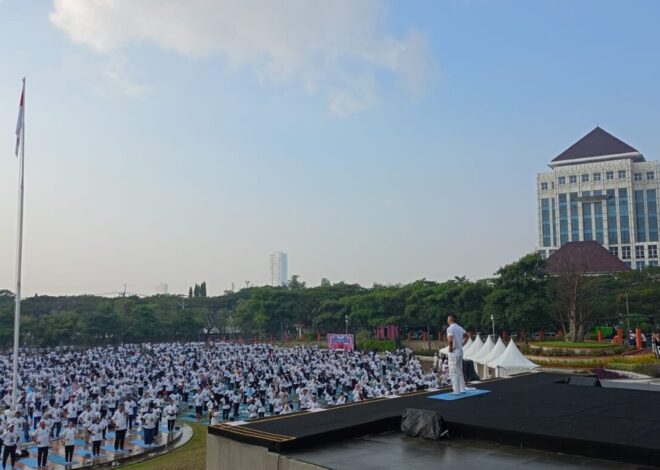 Didukung Embassy of India, Unesa Pecahkan Rekor MURI dengan Peserta Disabilitas Terbanyak dalam Yoga Bersama