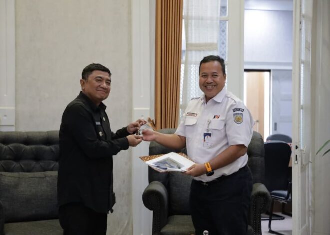 KAI Daop 2 Bandung Serahkan Gardu JPL 19 kepada Pemkab Garut, Wujud Sinergi Tingkatkan Keselamatan Kereta Api di Perlintasan Sebidang