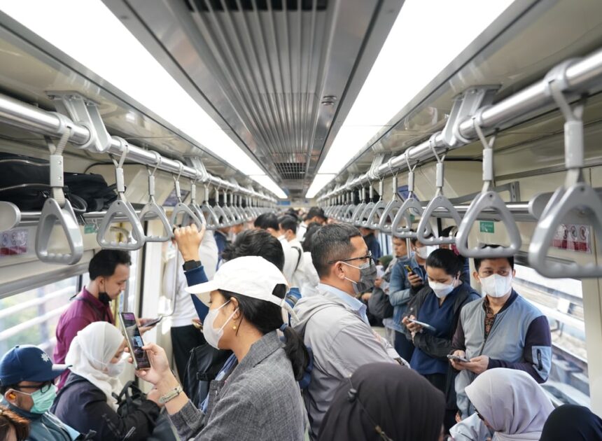 Agar Perjalanan Lebih Nyaman, Ini Tips Menggunakan LRT Jabodebek Saat Jam Sibuk