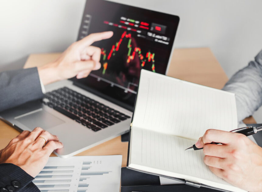 Mengisi Akhir Pekan dengan Efektif: Cara Melakukan Evaluasi Jurnal Trading untuk Meningkatkan Konsistensi