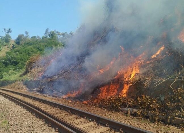 Musim Kemarau, KAI Daop 2 Bandung Himbau Masyarakat Tidak Membakar dan Membuang Sampah Sembarangan di Sekitar Jalur Rel