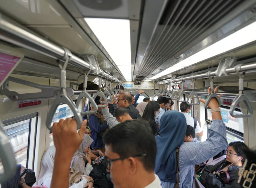 Jelang Tiga Tahun Beroperasi, LRT Jabodebek Cetak Rekor 3 Juta Pengguna dalam Sebulan