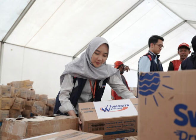 Menguatkan di Tengah Pemulihan, Waskita Beton Precast Bersama PMI Salurkan Bantuan Kemanusiaan untuk Masyarakat Terdampak di NTT