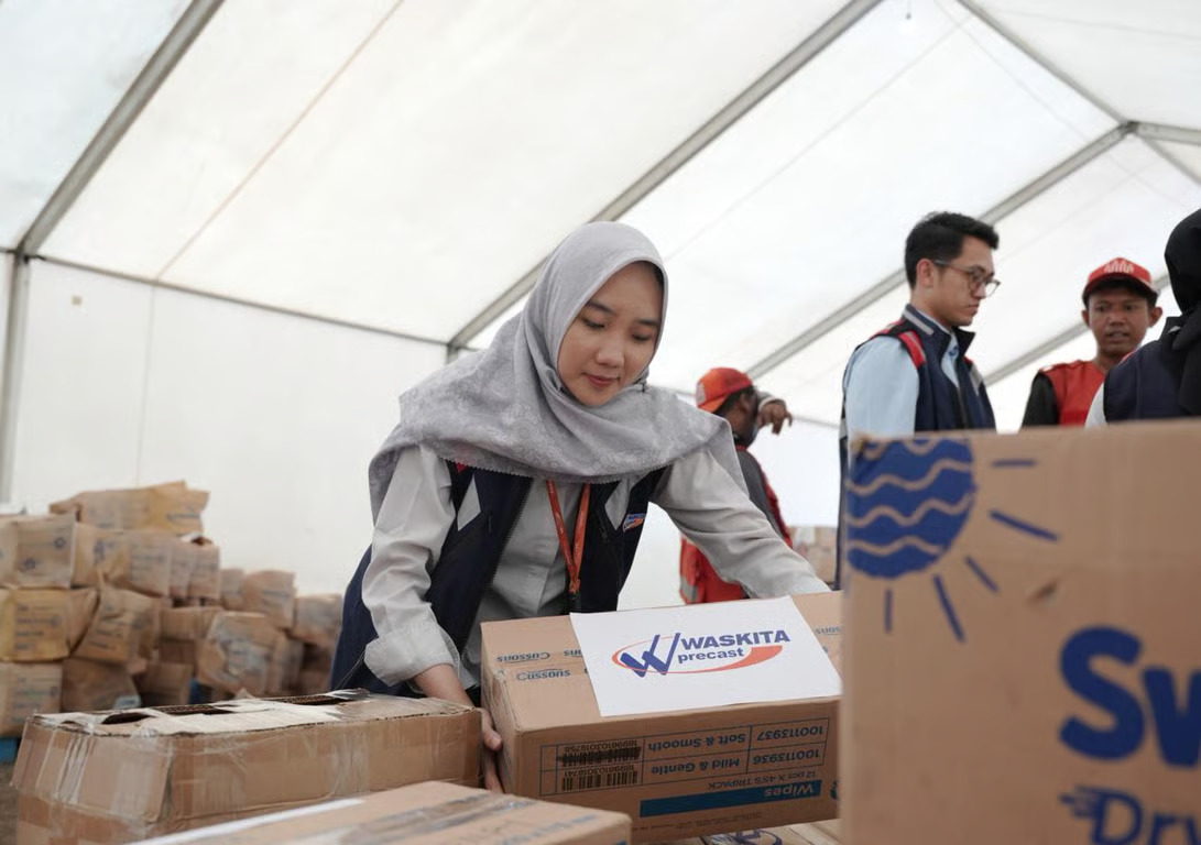 Menguatkan di Tengah Pemulihan, Waskita Beton Precast Bersama PMI Salurkan Bantuan Kemanusiaan untuk Masyarakat Terdampak di NTT
