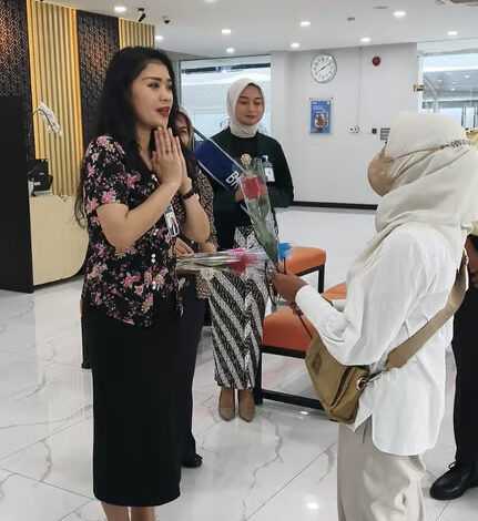 Semarak Hari Pelanggan Nasional, Pemimpin Cabang BRI BO Cut Mutiah Sambut Nasabah dengan Hangat